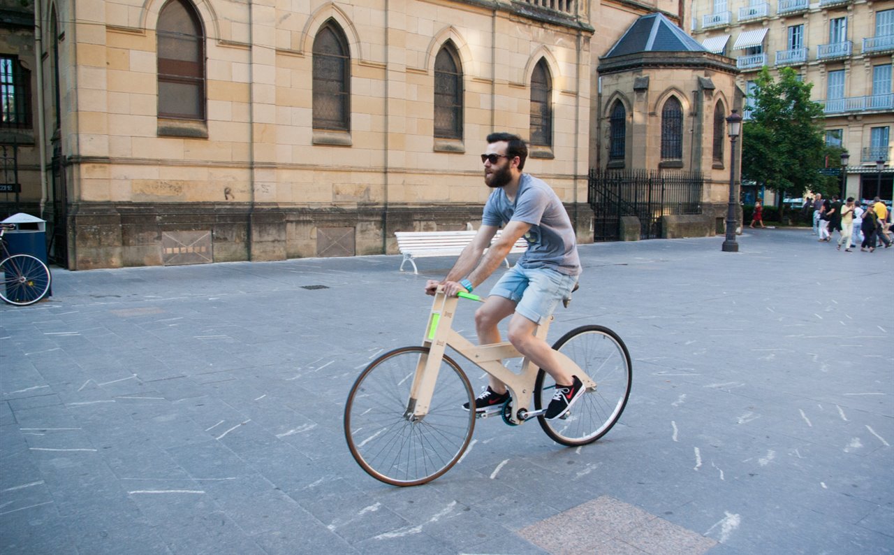 El modelo Rev1 fue el primero que produjo el proyecto OpenBike en 2015. Es una bicicleta funcional, aunque adolece de falta de estabilidad.