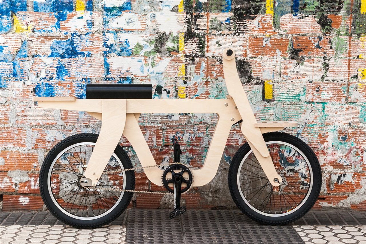 La Rev4, el modelo más reciente (2019), incorpora mejoras como un asiento más ergonómico y una horquilla que permite giros más amplios. La barra del manillar es extraíble.