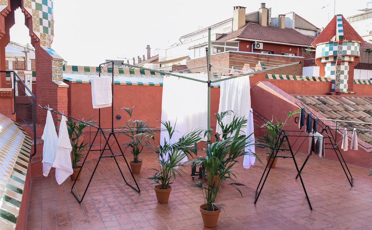 Los tendederos de Brabantia no solo ofrecen una función práctica sino también estética. En la fotografía están expuestos en la terraza, uno de los lugares con más carisma de la Casa Vicens.  