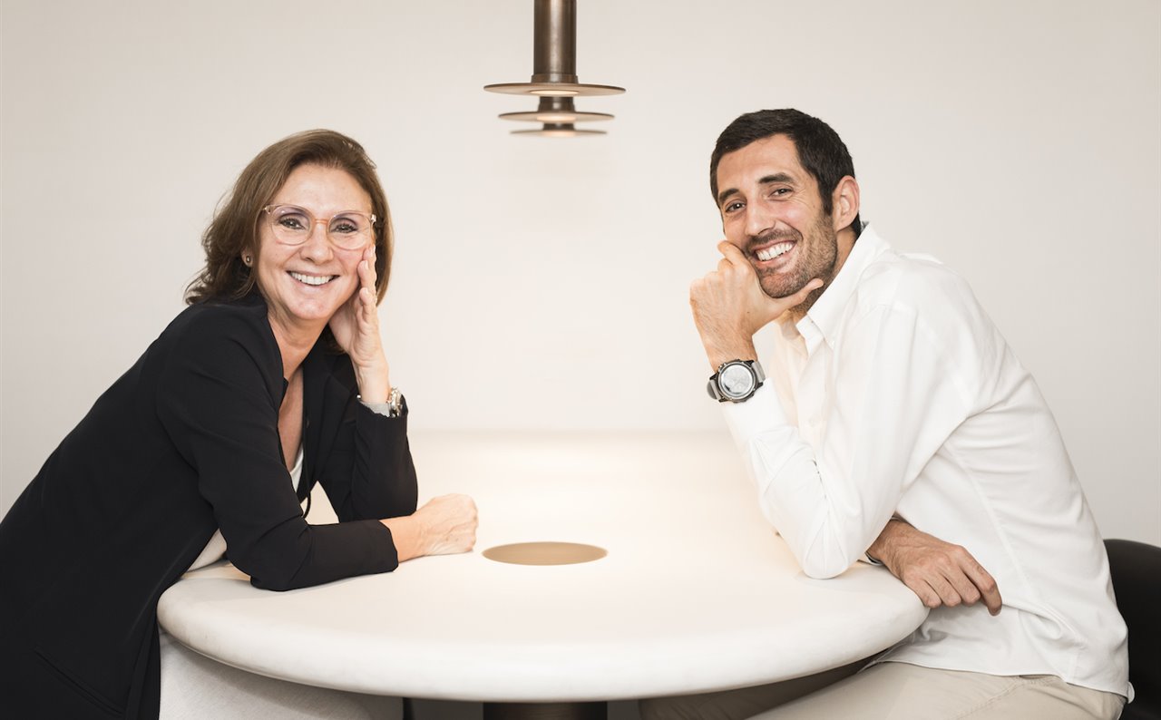 Adela Cabré y Albert Serrano, madre e hijo, inauguran su nuevo estudio después de tres años de trabajo juntos.