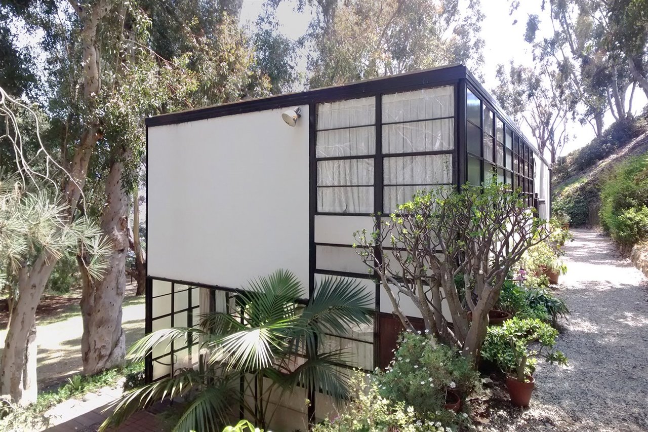 Casa construida con sistemas ligeros por Charles Eames en Pacific Palisades, California (1949).