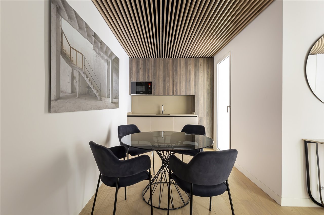 El espacio elegido para la venta efímera es un edificio residencial en la calle Jorge Juan, 93, de Madrid, con arquitectura a cargo de Nieto Sobejano.