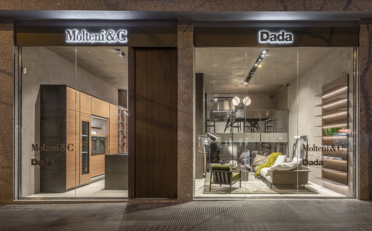 El nuevo showroom de Molteni&C|Dada en Barcelona ocupa más de 400 metros distribuidos en dos plantas.