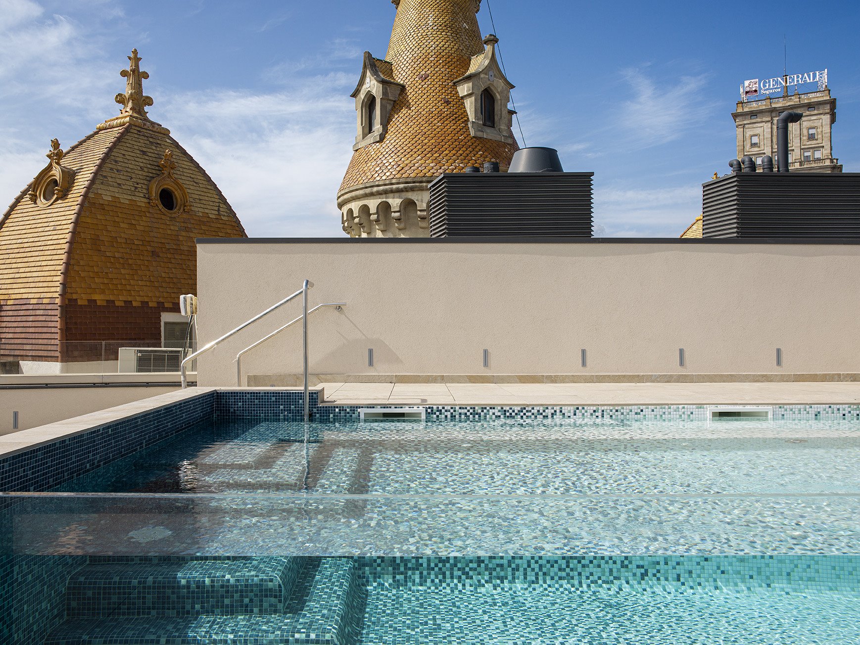 piscina hotel MEBarcelona
