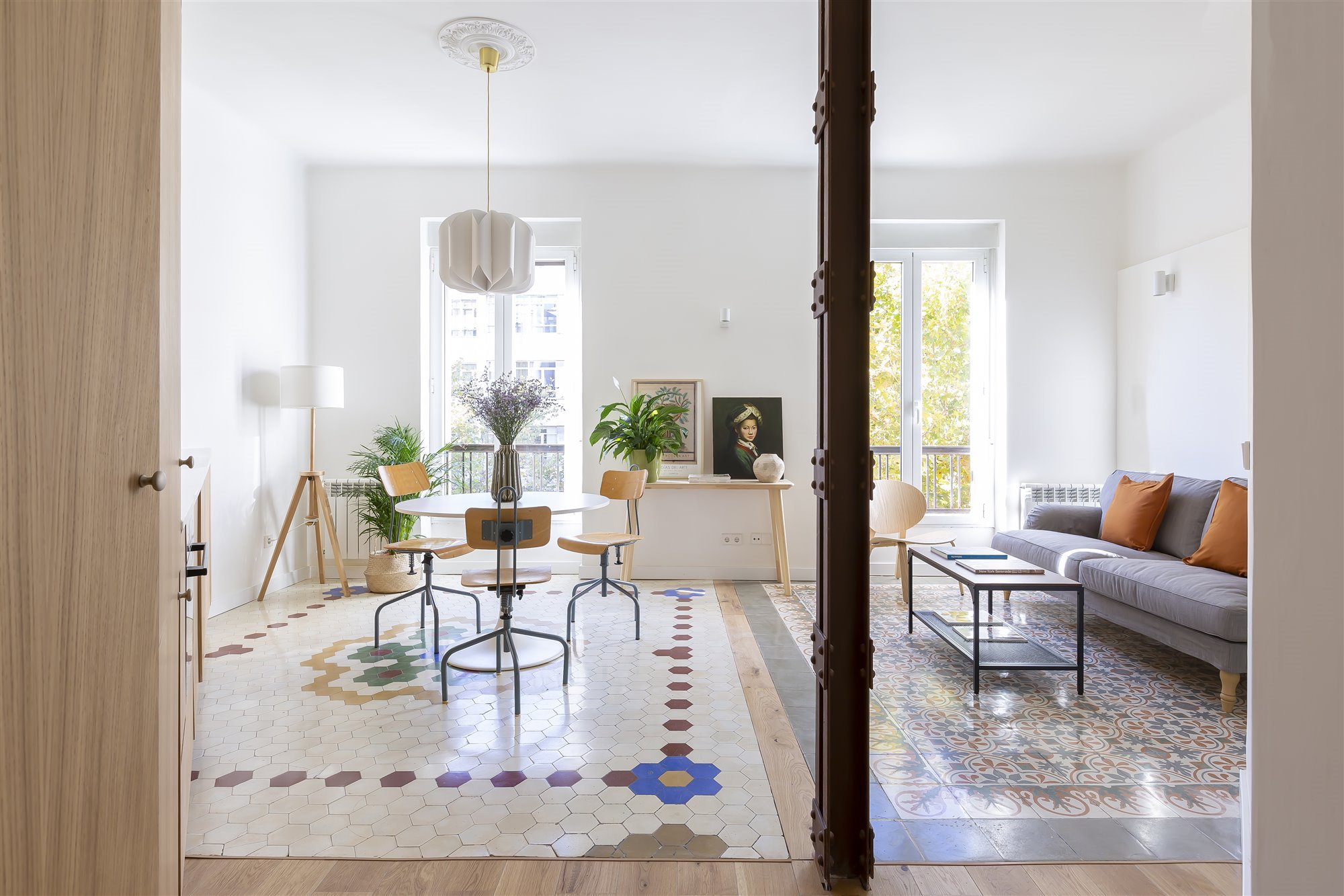 salón viga y suelo baldosa hidráulica. 1 Zar Edition Apartamento Rios Rosas 01