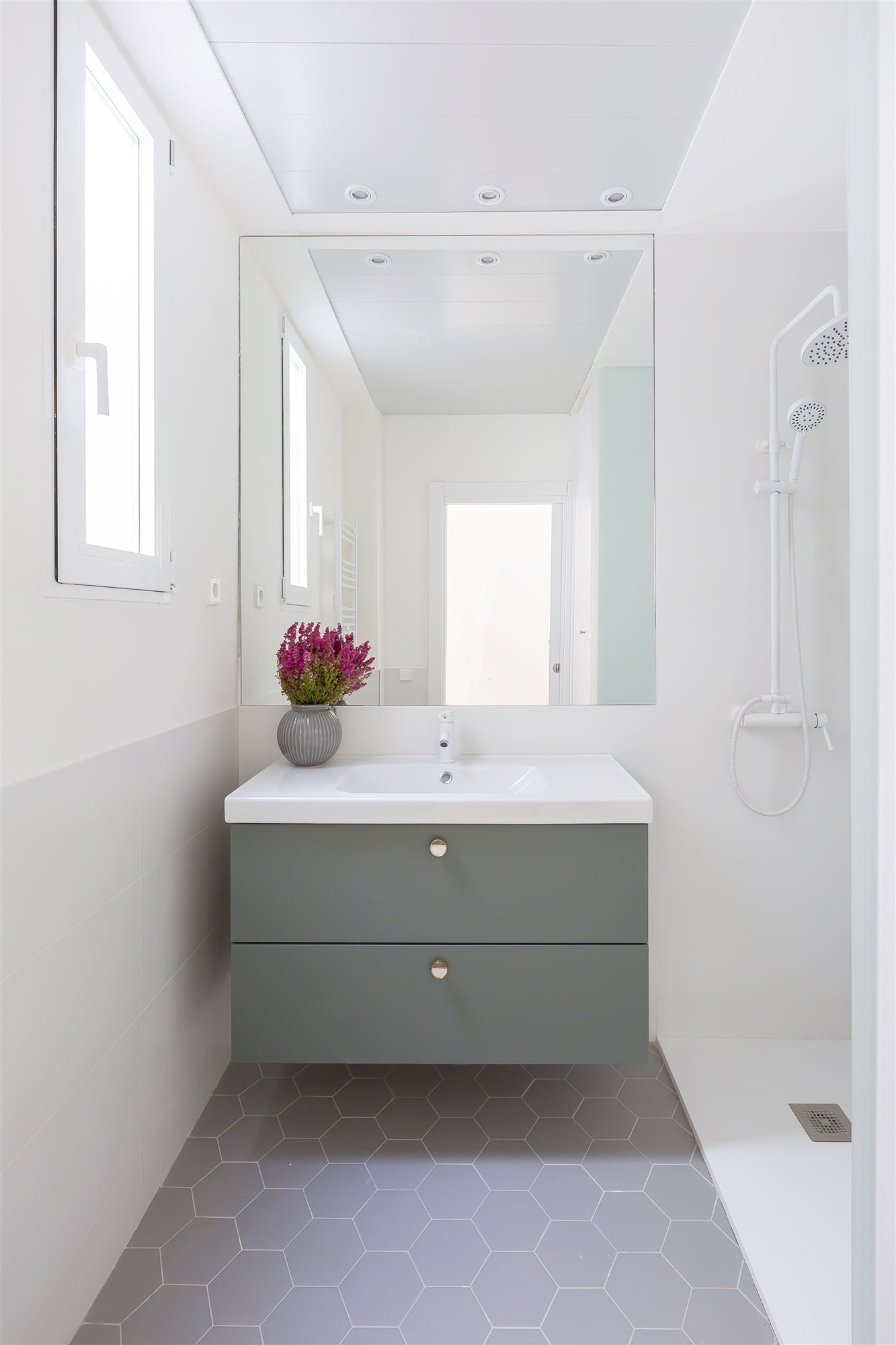 baño suelo gris paredes blancas. 1 Zar Edition Apartamento Rios Rosas 24