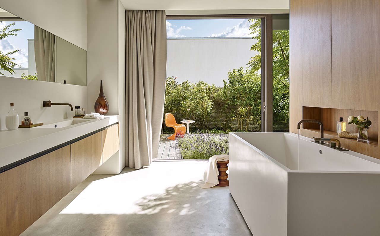 Suelo y bañera de microcemento en una casa de 70F Architecture