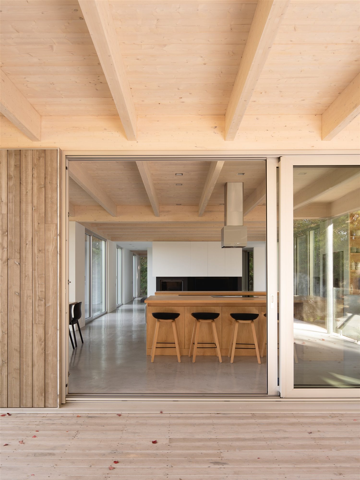 Una casa de madera elevada sobre el terreno en Montreal