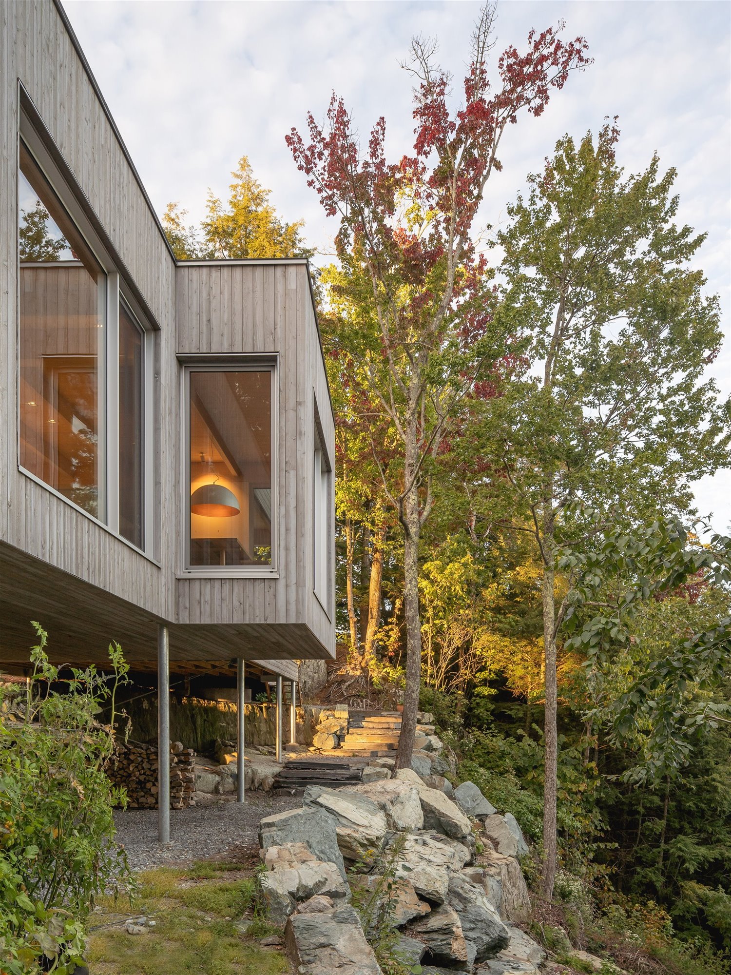 Una casa de madera elevada sobre el terreno en Montreal