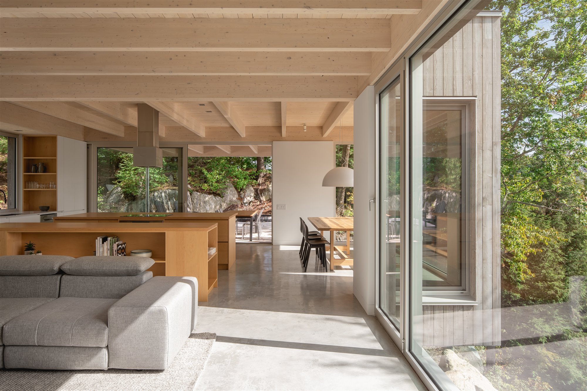 Una casa de madera elevada sobre el terreno en Montreal
