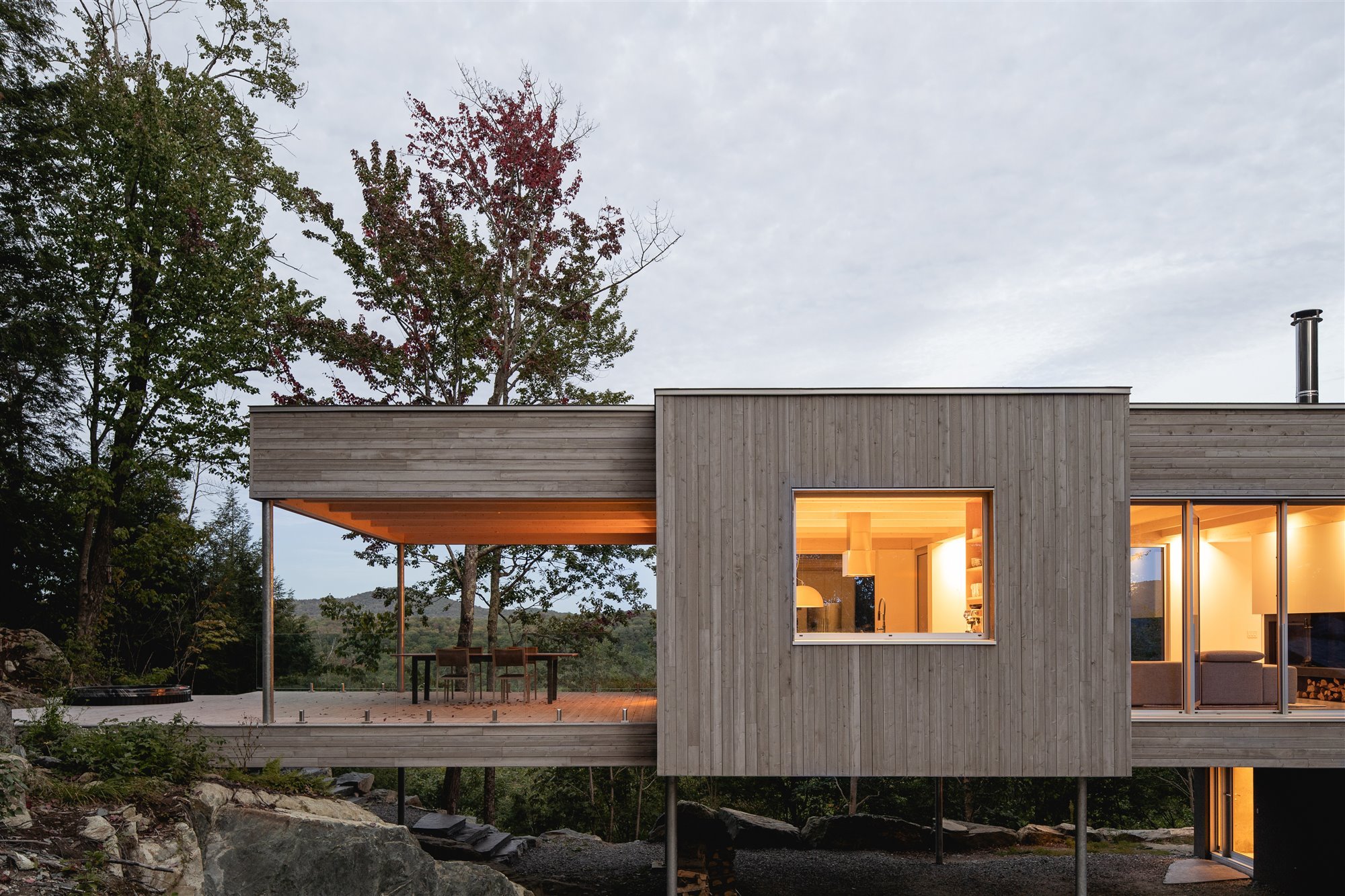 Una casa de madera elevada sobre el terreno en Montreal