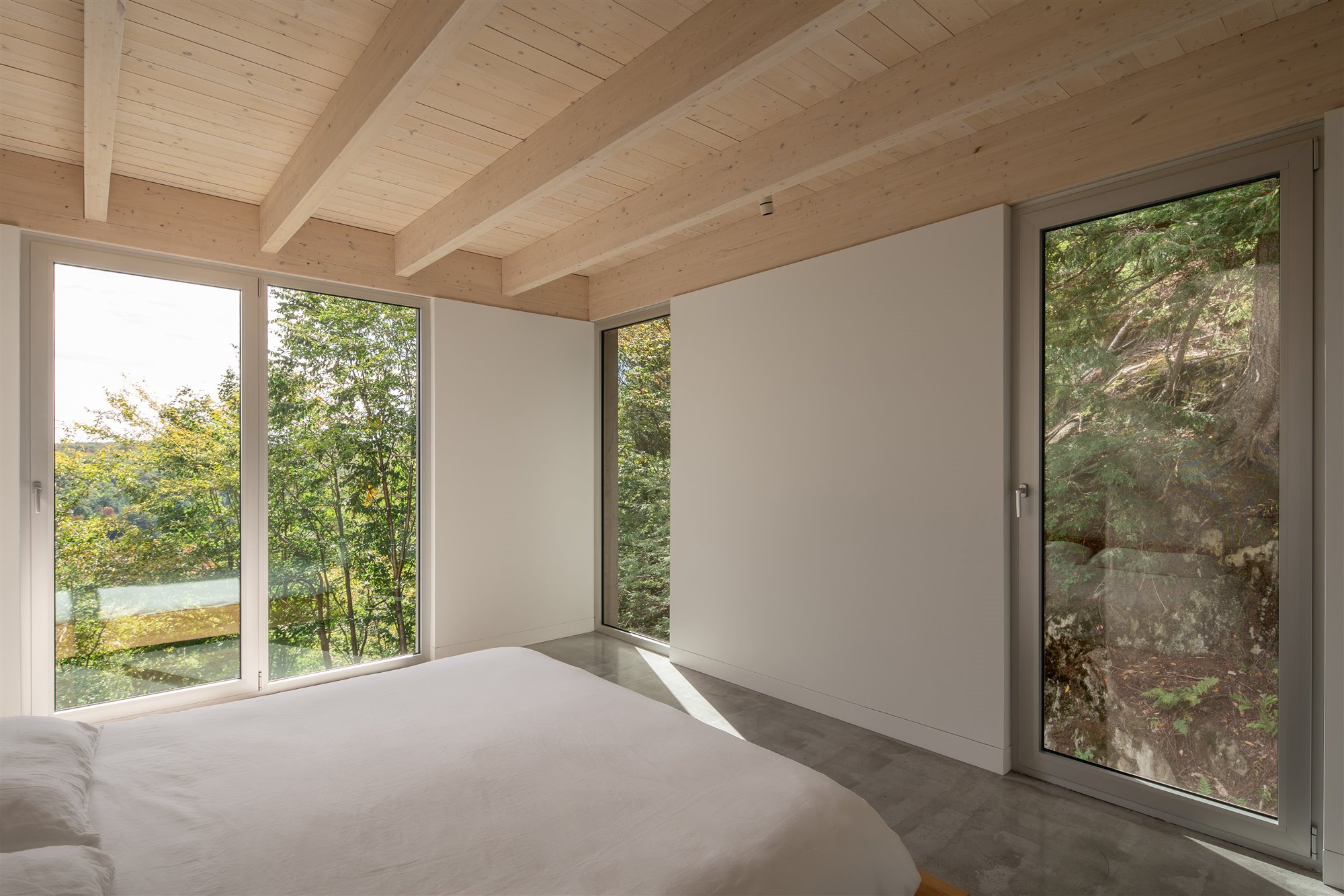 Una casa de madera elevada sobre el terreno en Montreal