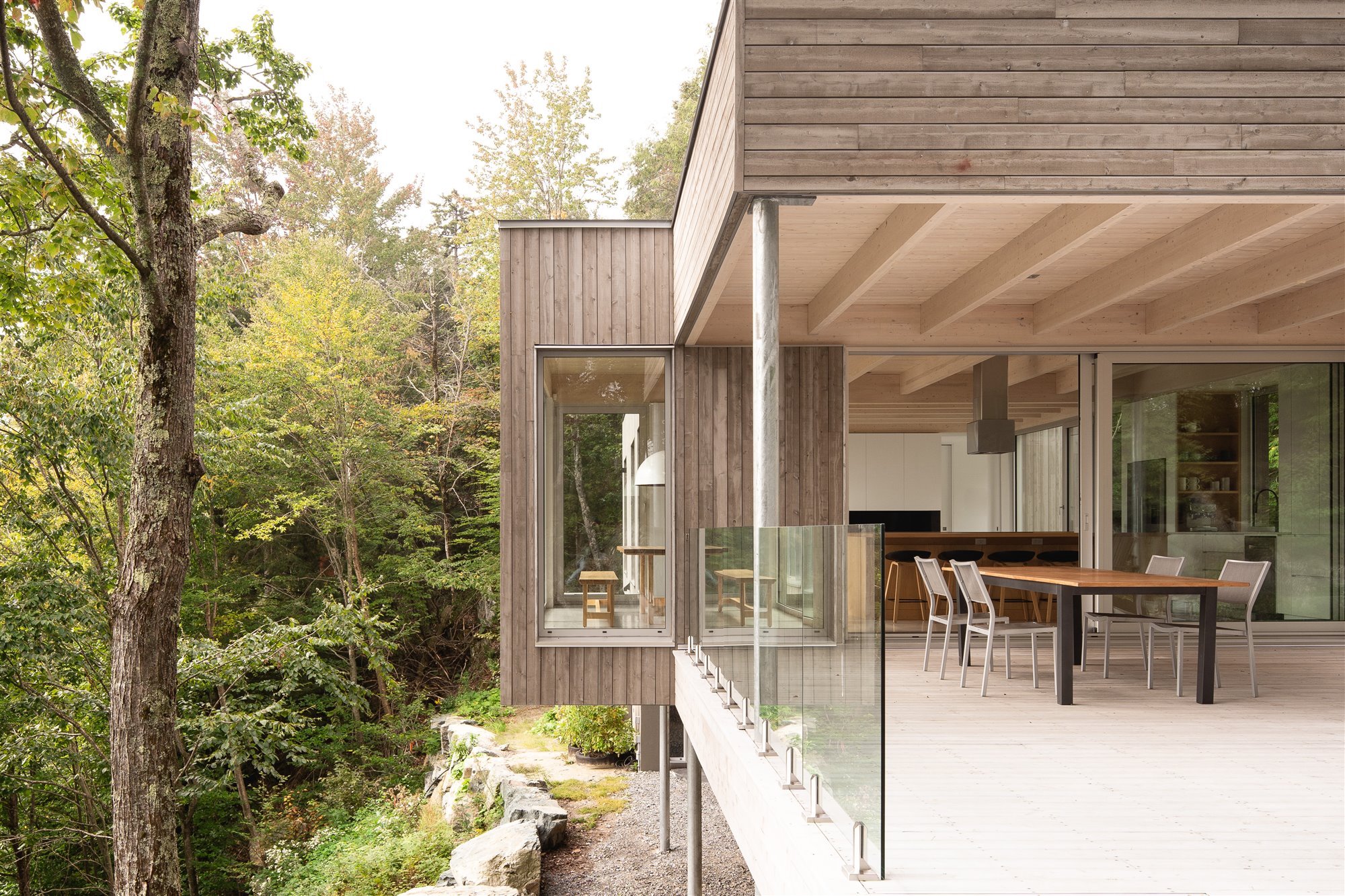 Una casa de madera elevada sobre el terreno en Montreal