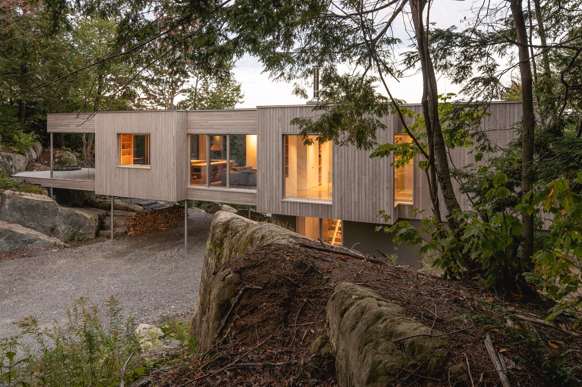 Un casa de arquitectura moderna en el bosque