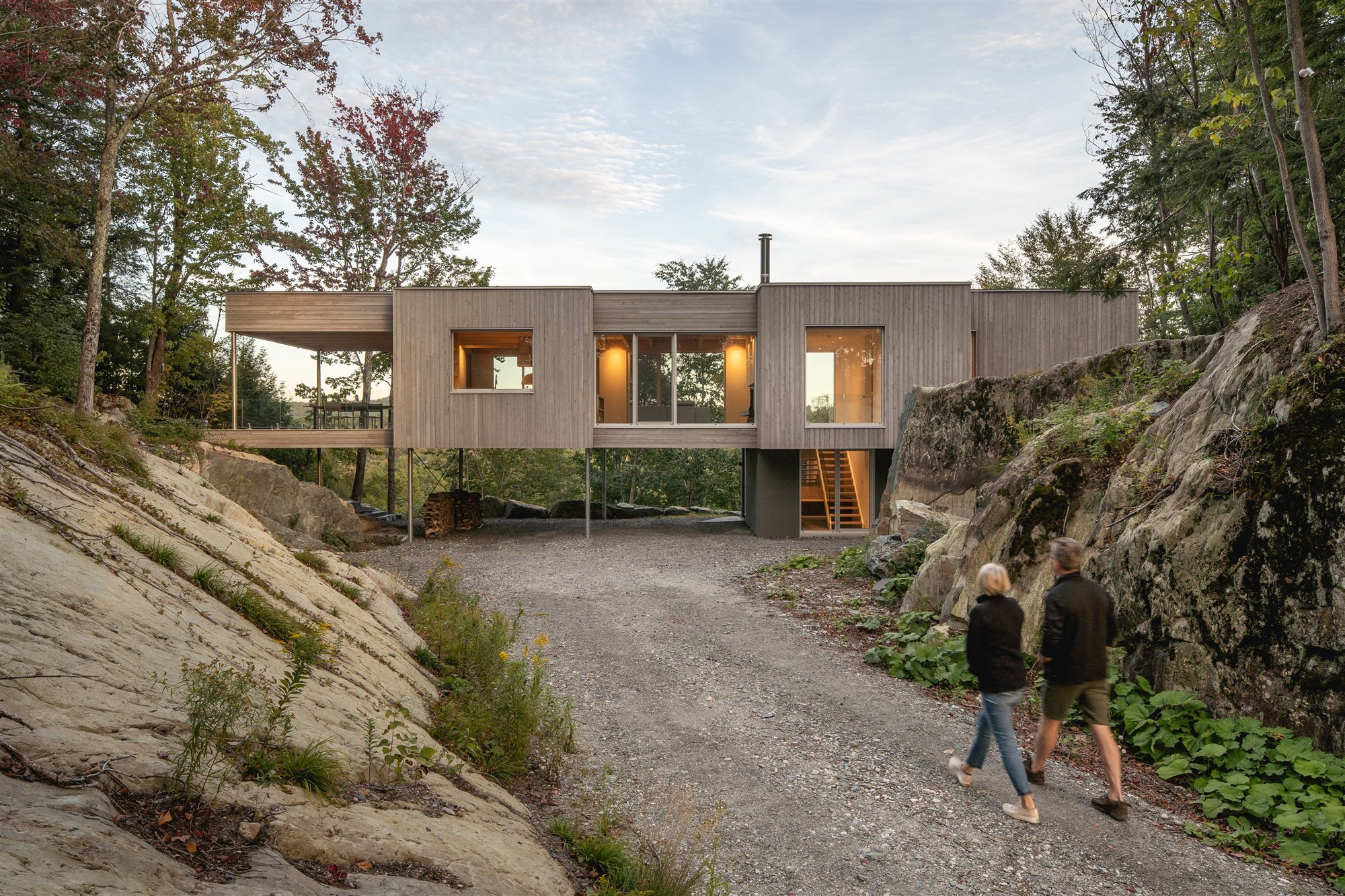 Una casa de madera elevada sobre el terreno en Montreal