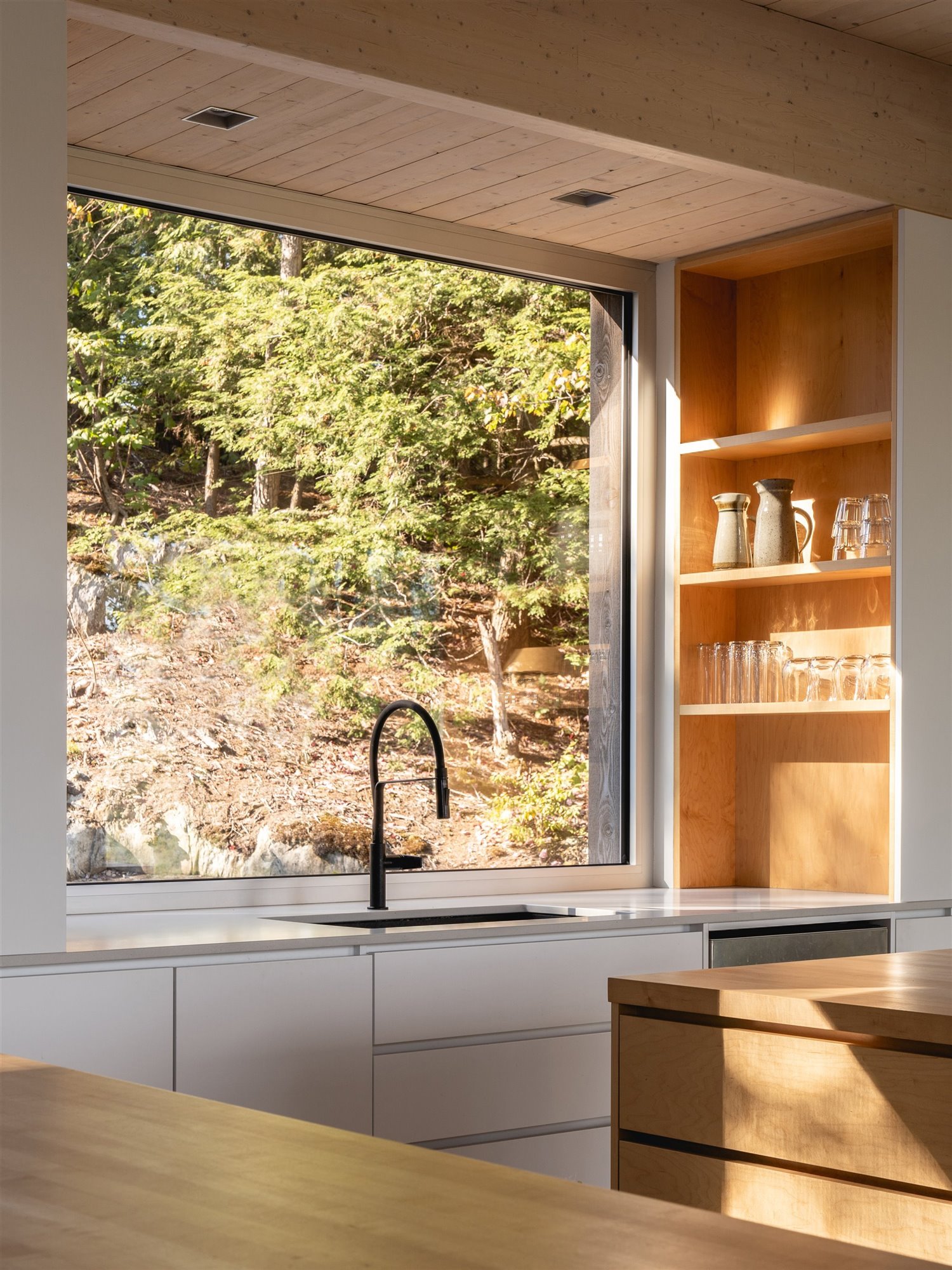 Una casa de madera elevada sobre el terreno en Montreal