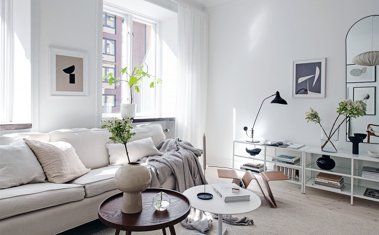 Casa con decoracion de interiores de estilo nordico salon con sofa blanco