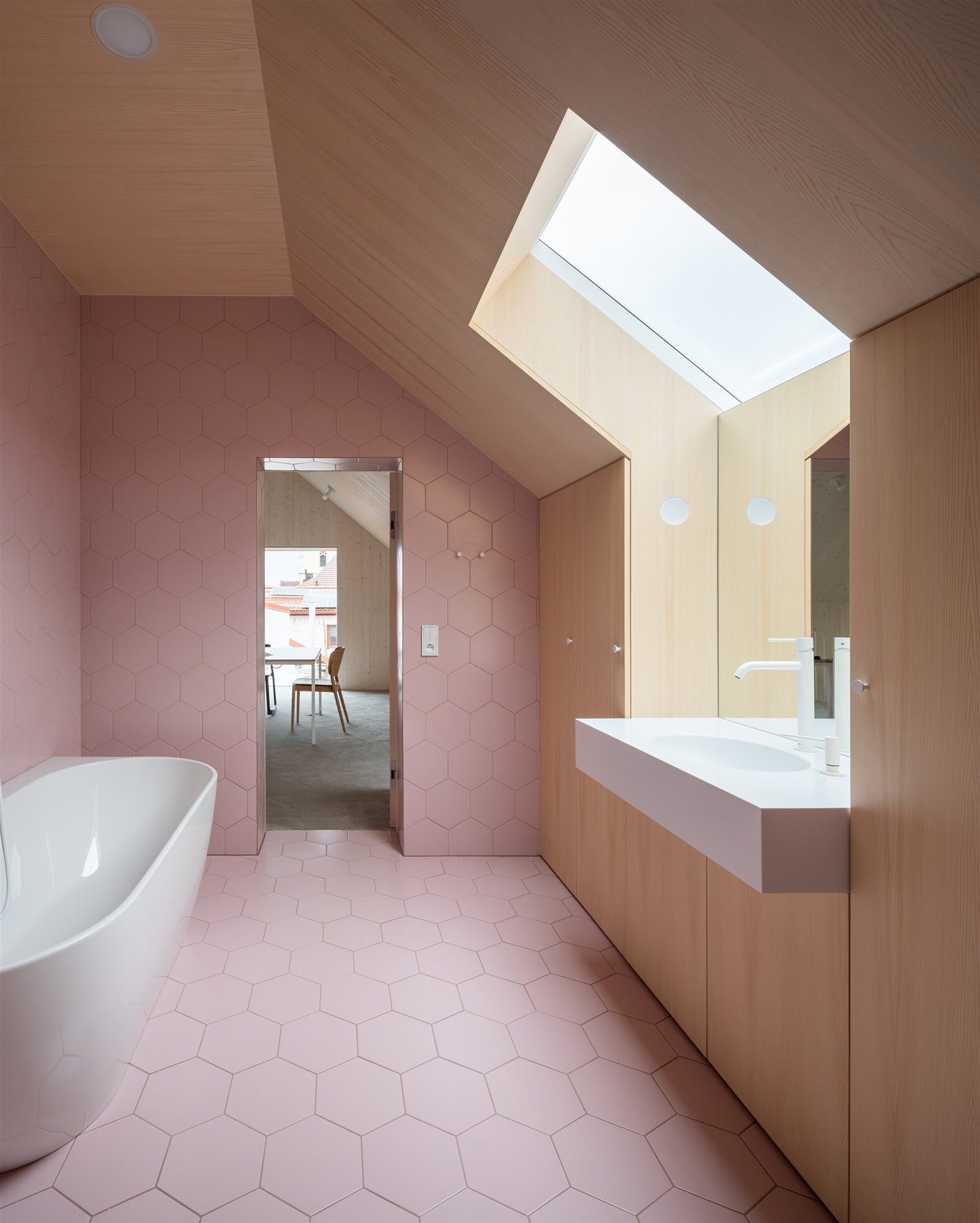 0 baño con baldosas rosas atelier-111-kozina-house-alexshootsbuildings-30