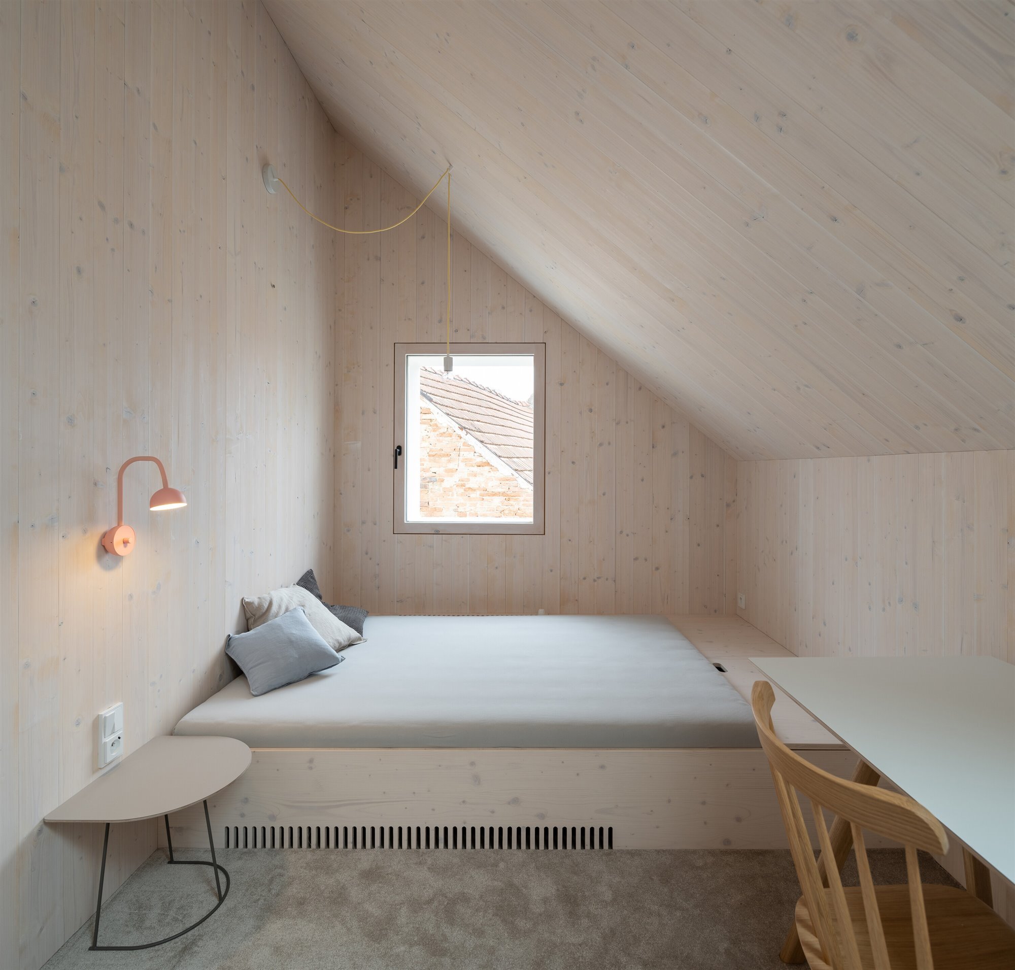 0 cama en habitación de madera atelier-111-kozina-house-alexshootsbuildings-28