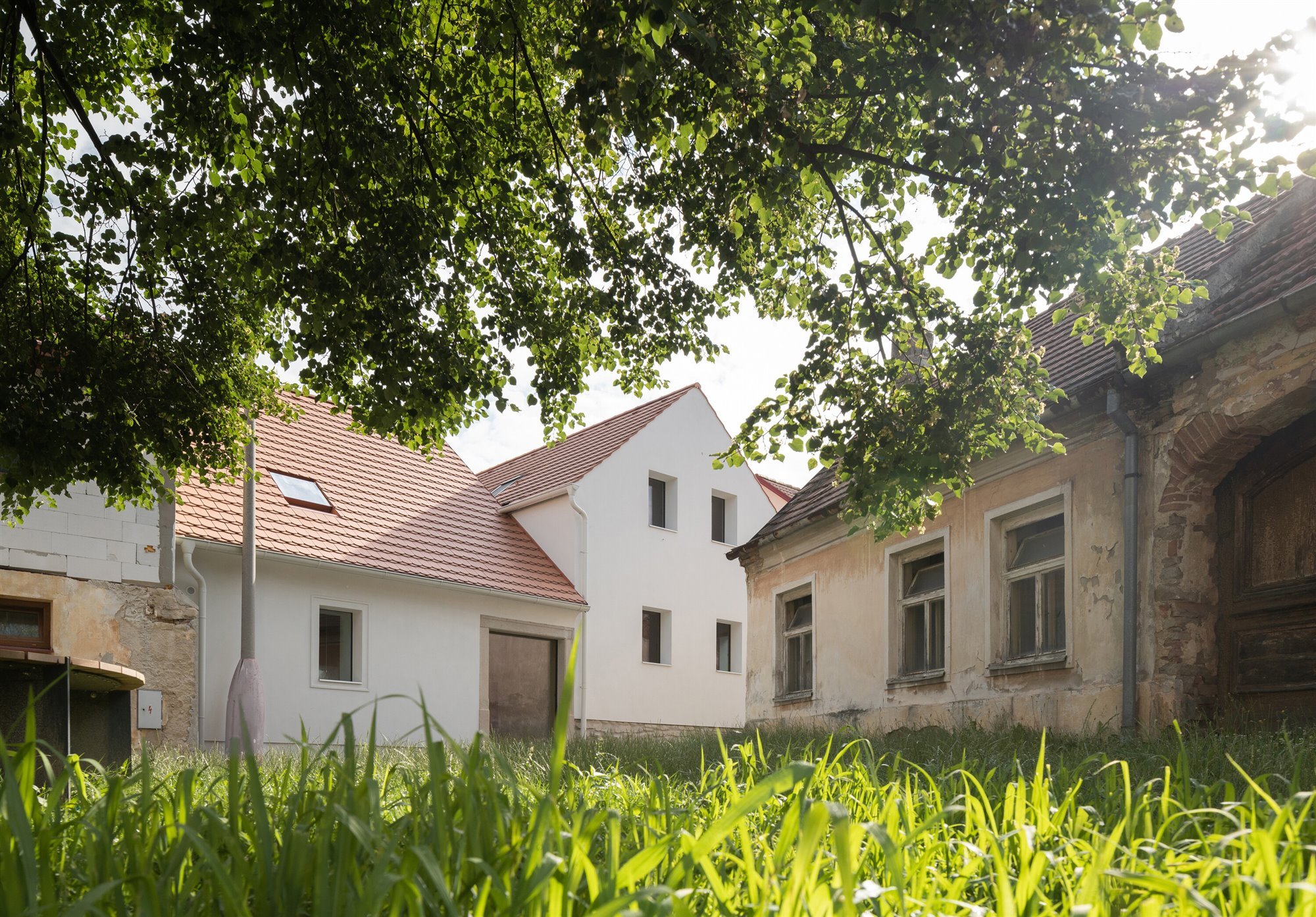0 fachada dos casas atelier-111-kozina-house-alexshootsbuildings-02