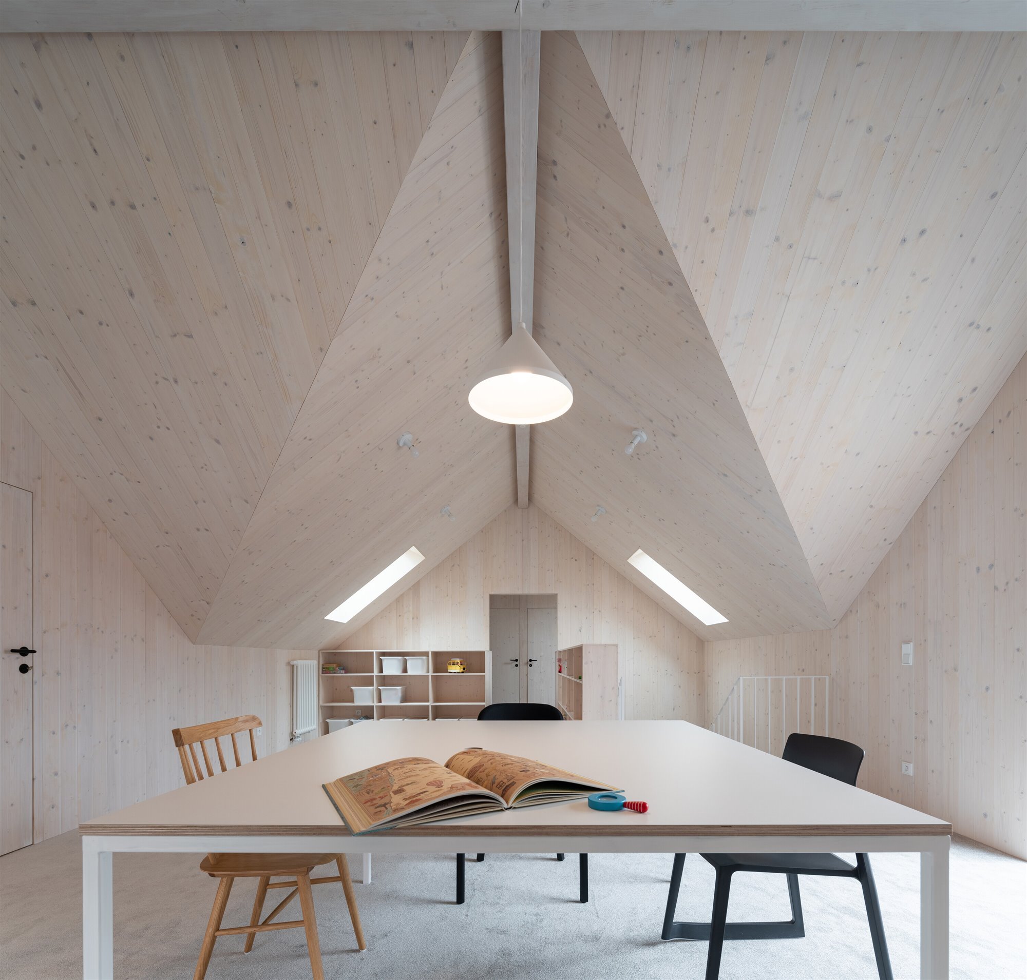 0 sala multiusos atelier-111-kozina-house-alexshootsbuildings-27