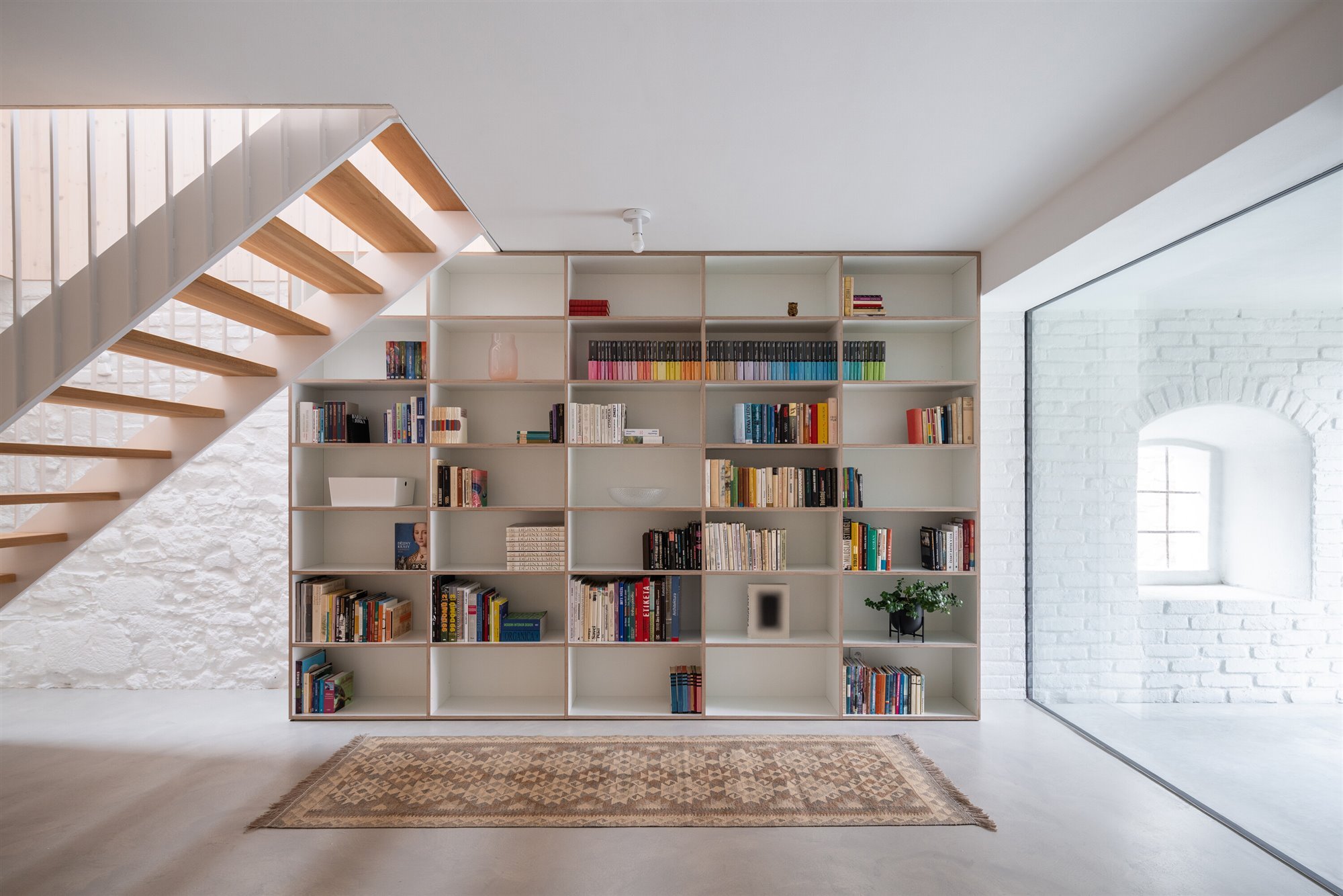 0 ssalon estantería blanca telier-111-kozina-house-alexshootsbuildings-10