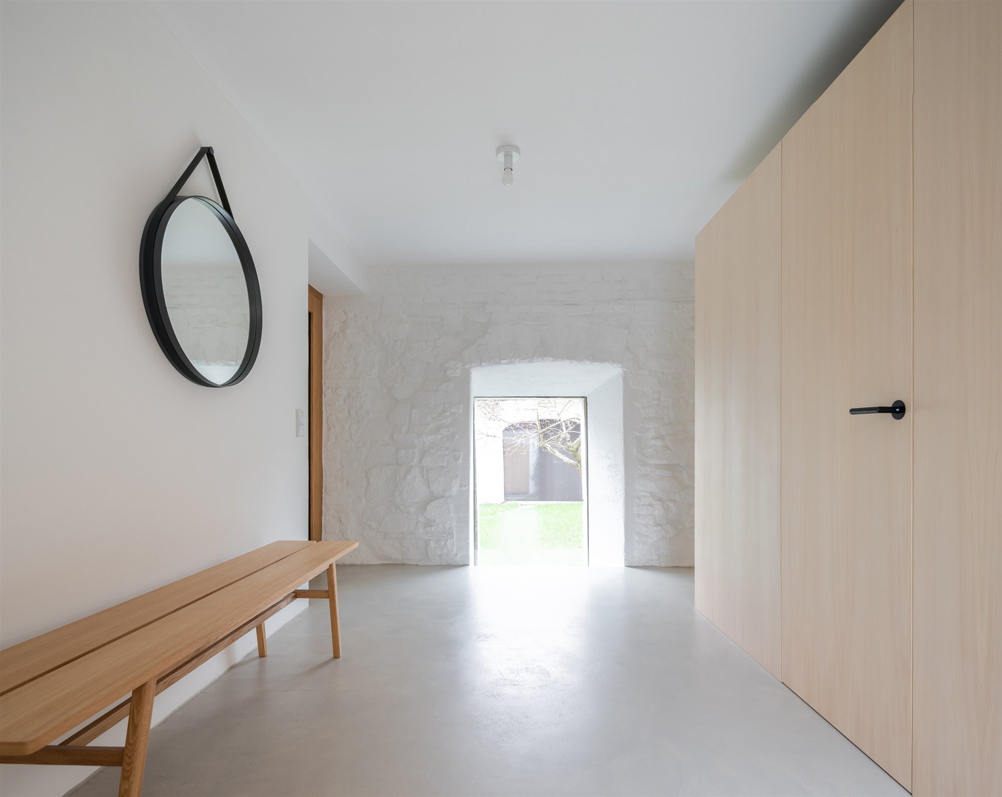 0 suelo cemento pulido blanco entrada casa atelier-111-kozina-house-alexshootsbuildings-09