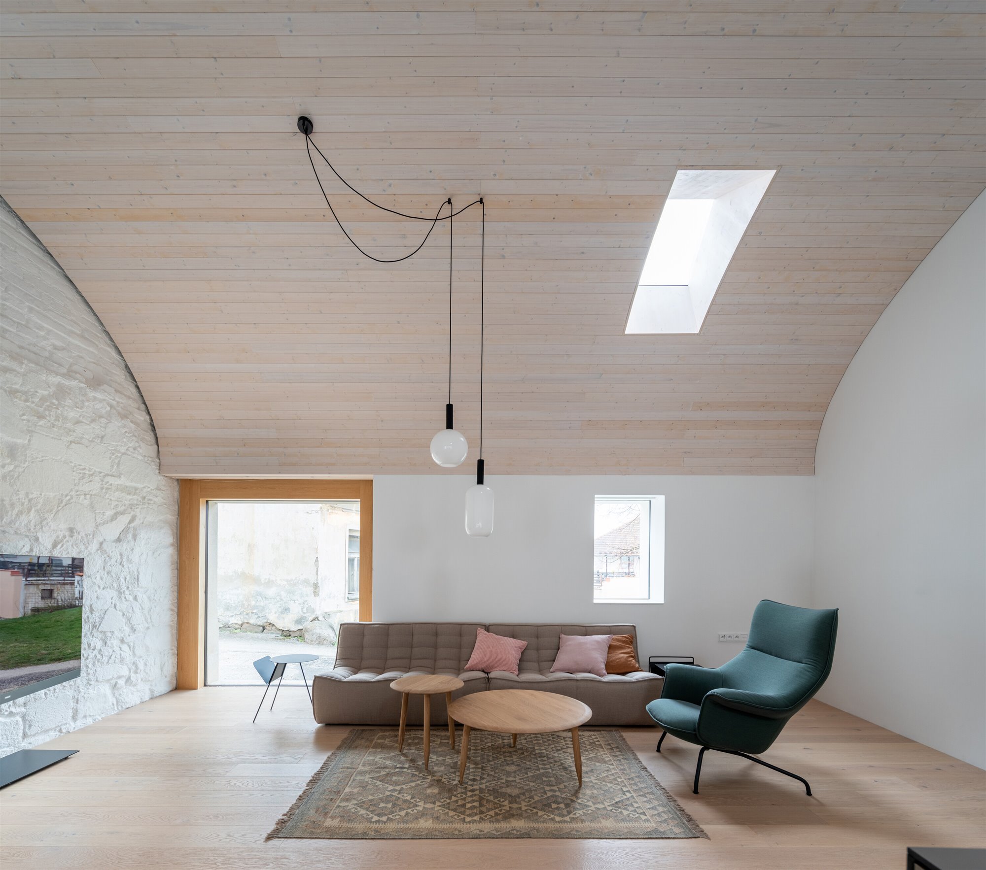 0 zona de estar atelier-111-kozina-house-alexshootsbuildings-14