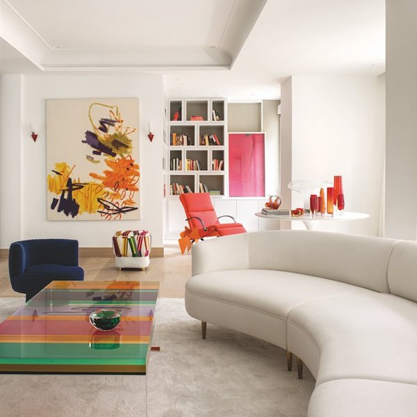 salon-con-sofa-de-color-blanco-de-un-piso-en-madrid 5e171368 750x1000