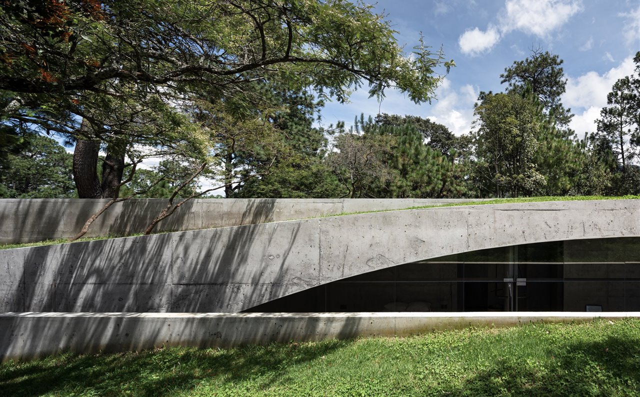 Una casa cueva de arquitectura ausente en la que sentirse protegido