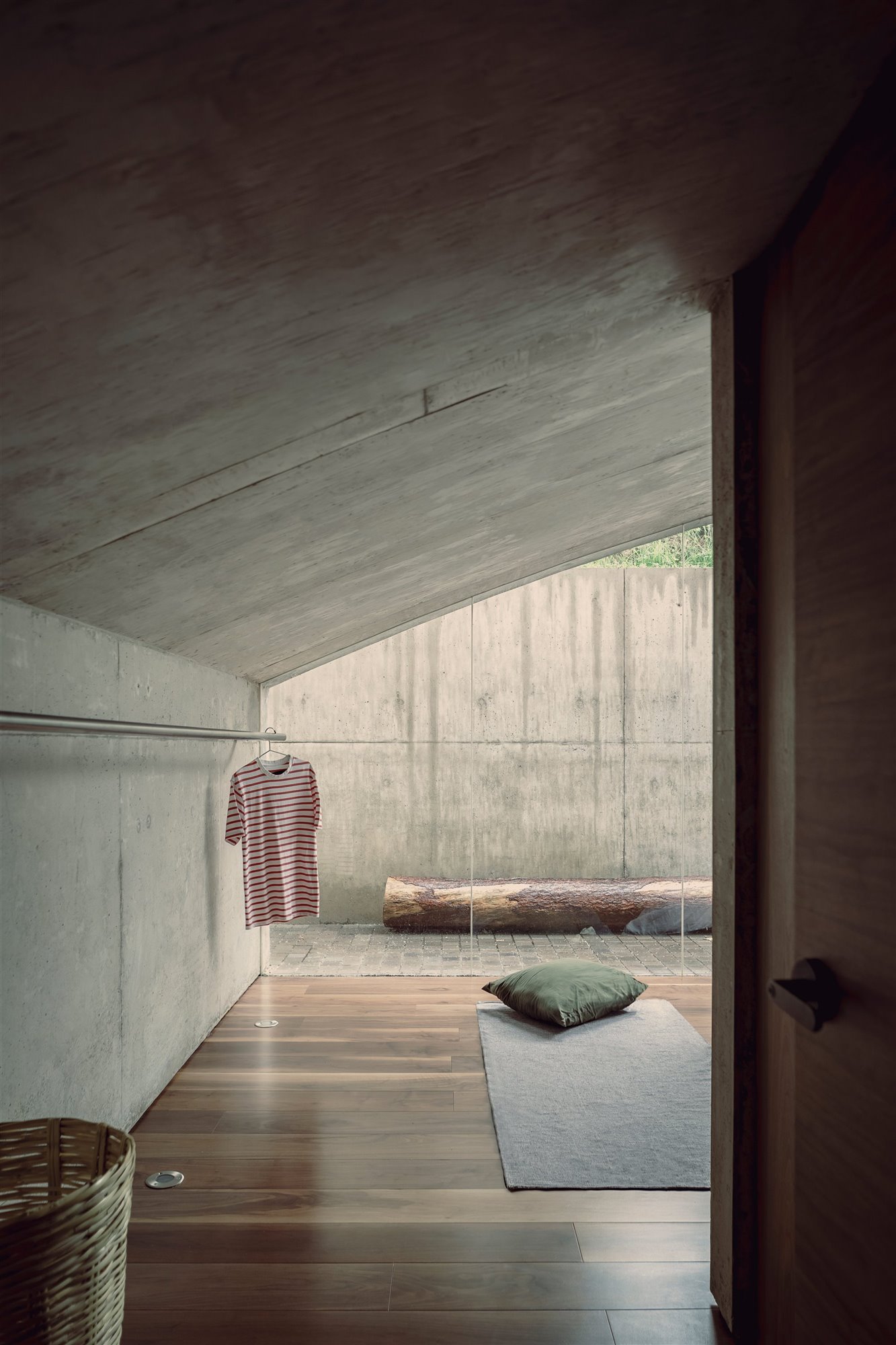 Una casa cueva de arquitectura ausente en la que sentirse protegido