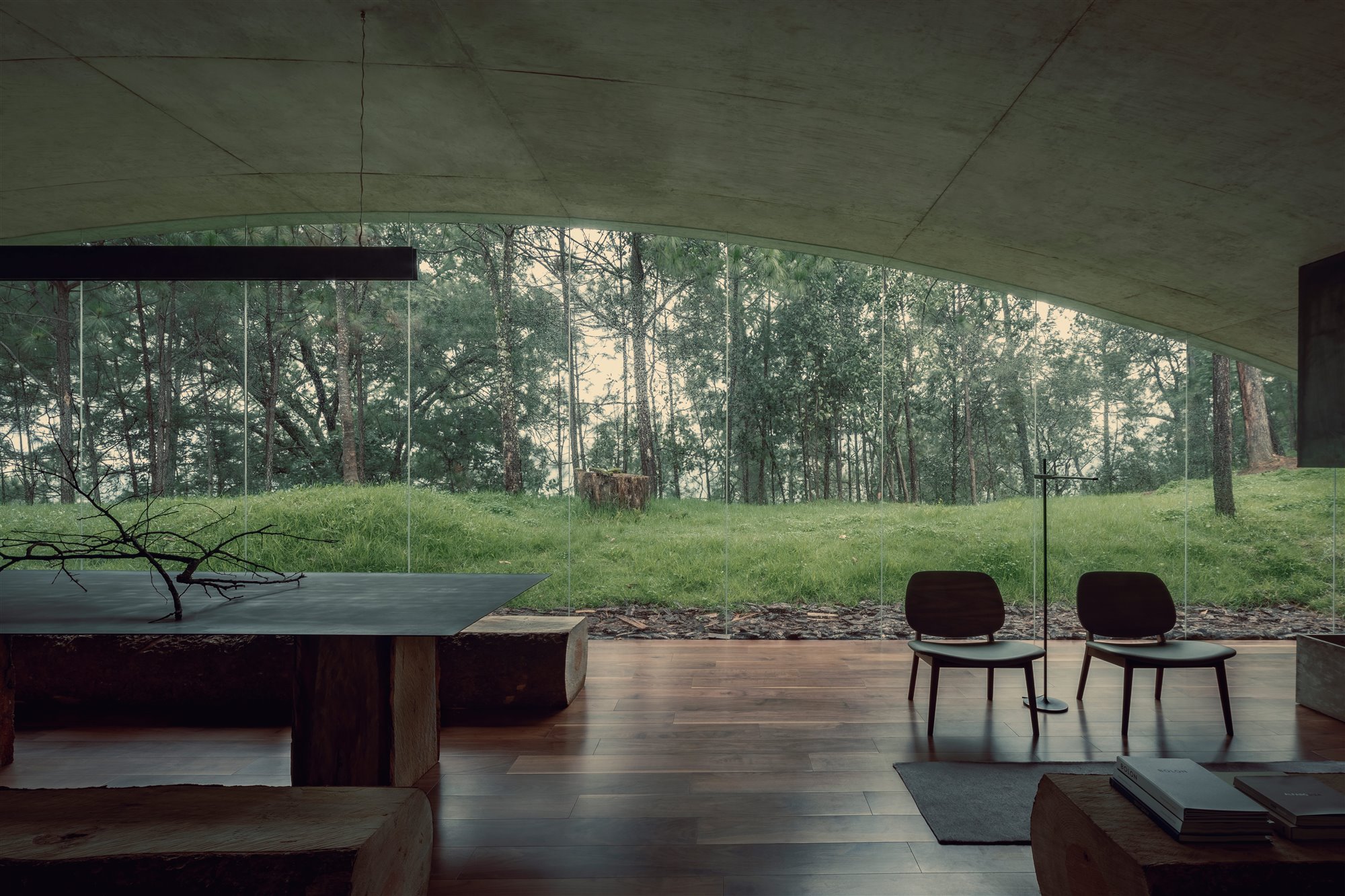 Una casa cueva de arquitectura ausente en la que sentirse protegido