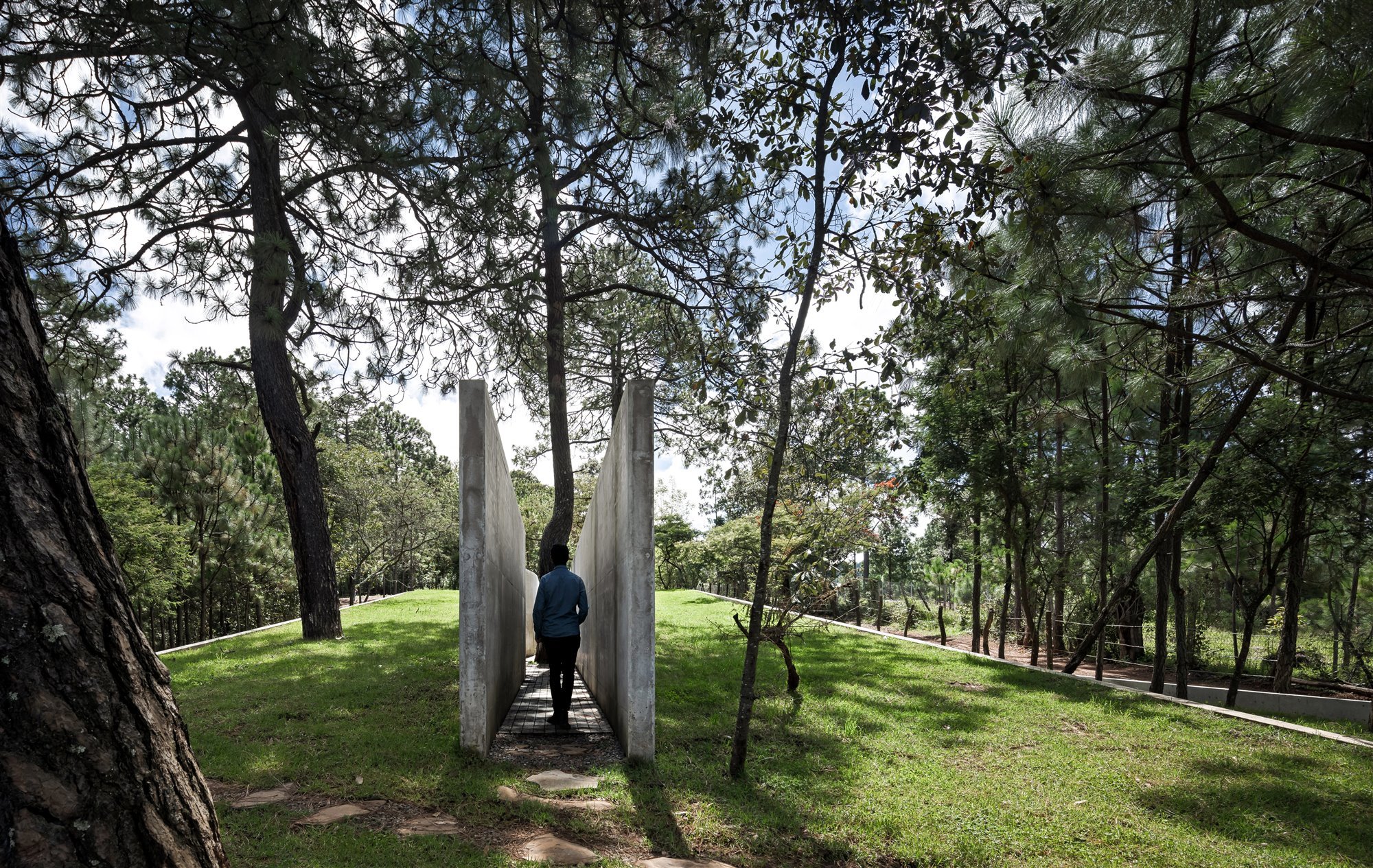 Una casa cueva de arquitectura ausente en la que sentirse protegido