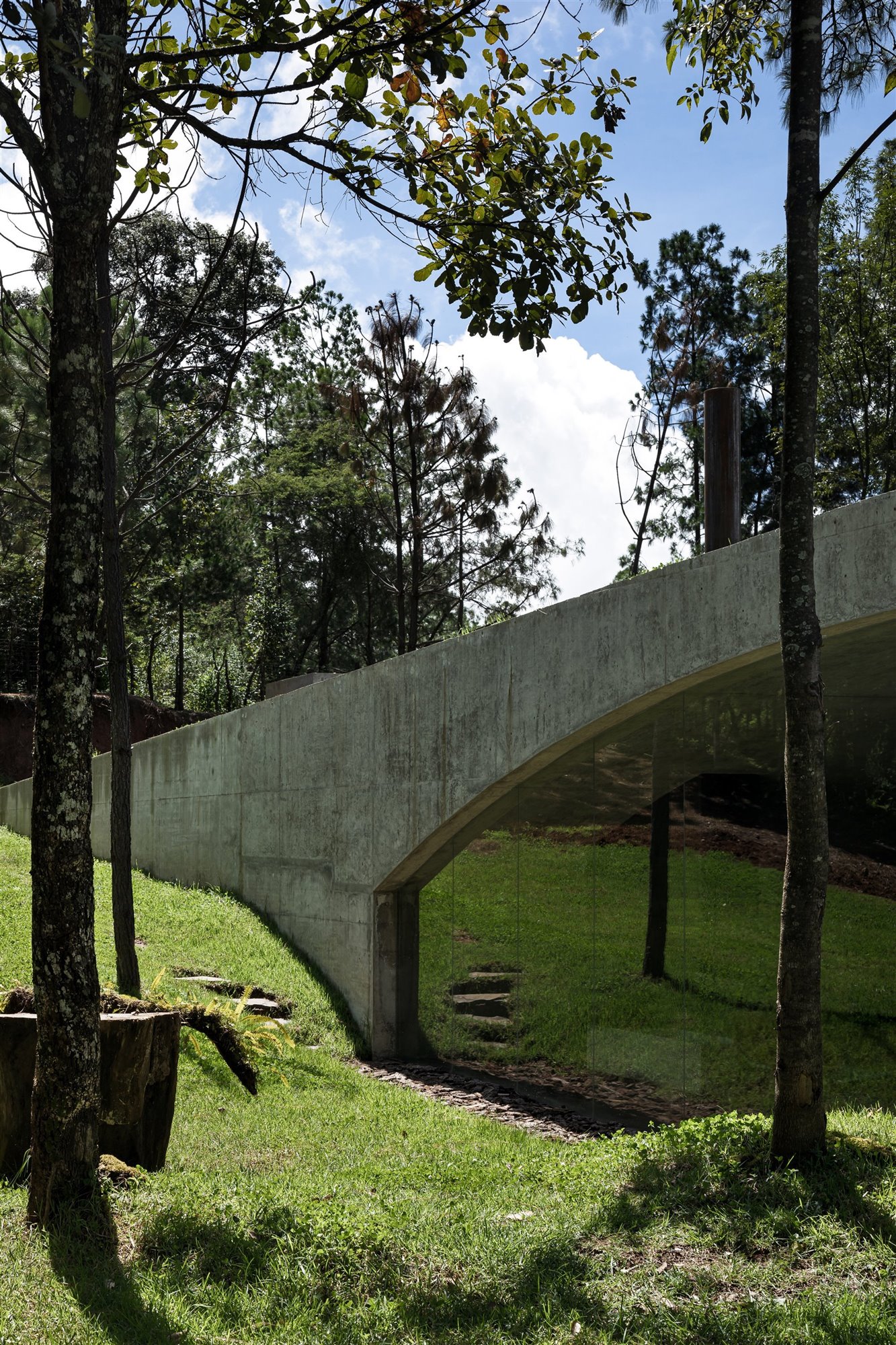 Una casa cueva de arquitectura ausente en la que sentirse protegido