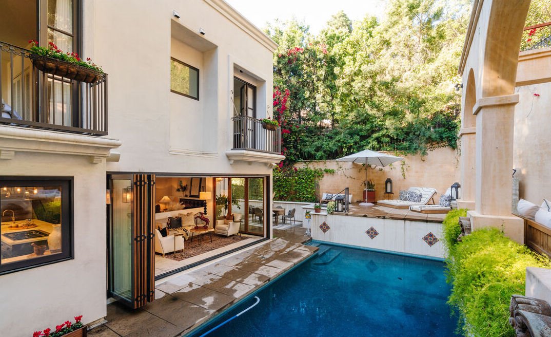 Casa de la cantante Camila Cabello jardín