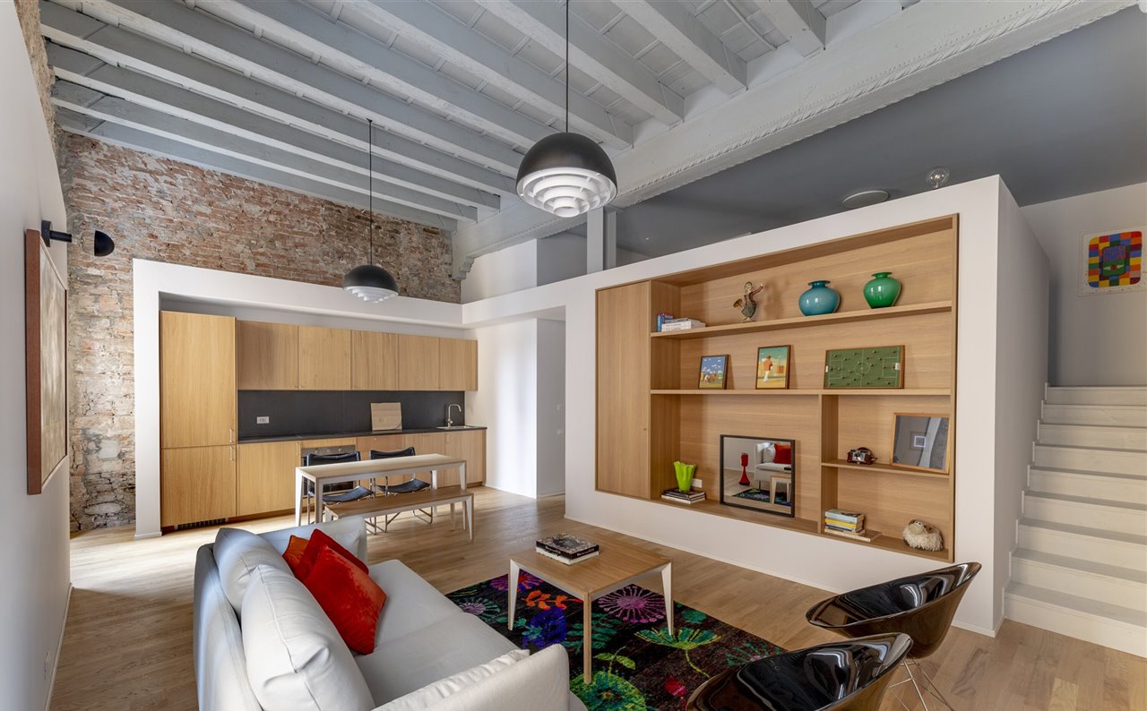 En la casa, tipo loft, la intervención dejó ininterrumpida la mayor parte del plano del techo.
