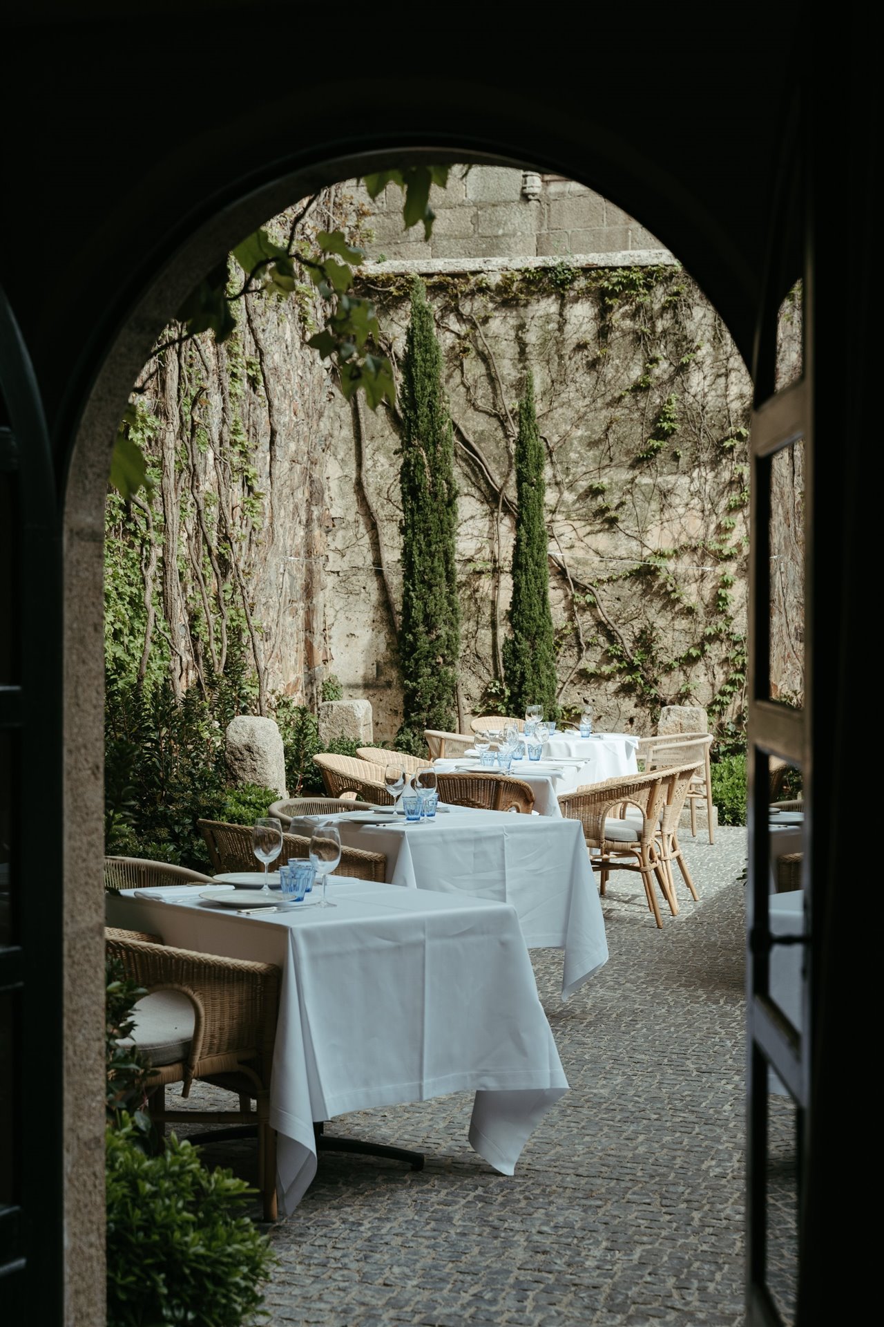 La terraza del asador es un vergel en el centro de la ciudad de Cáceres.