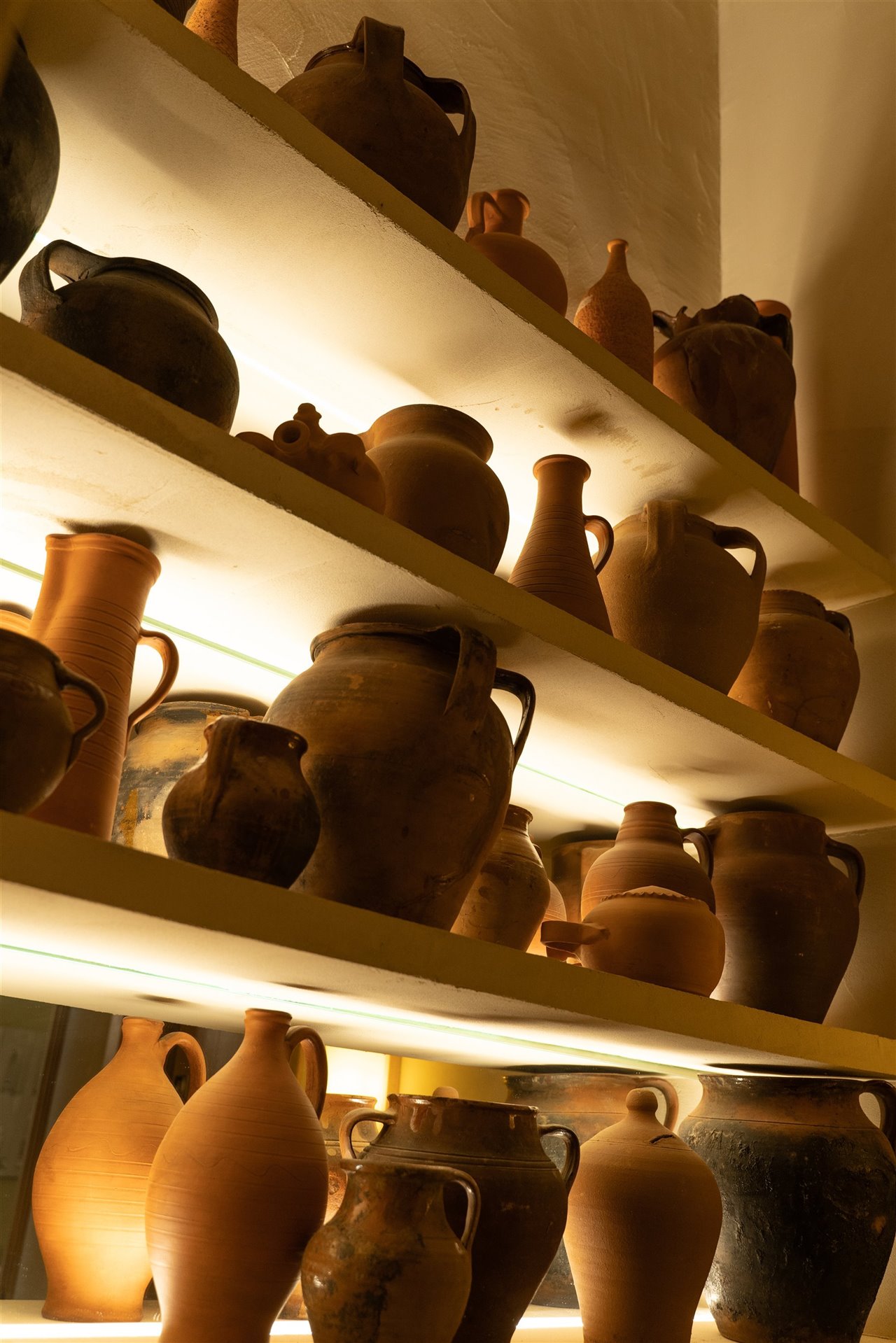Son varios los guiños al pasado histórico, como por ejemplo varios tradicionales cántaros de barro que decoran estanterías suavemente iluminadas en los baños.