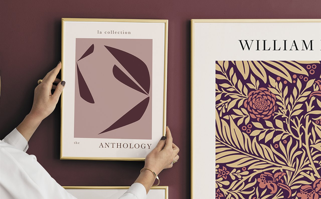 Crea una galería en tu pared combinando láminas de distintos tamaños y con un nexo en común.