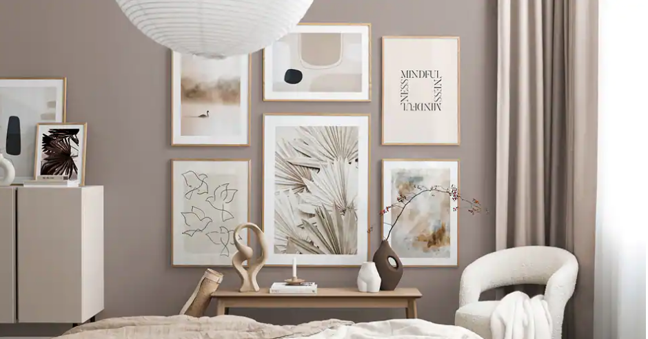  La tendencia Soft Moments consiste en respirar el presente y reajustar el espacio con tonos cálidos y pósters neutros relajantes.