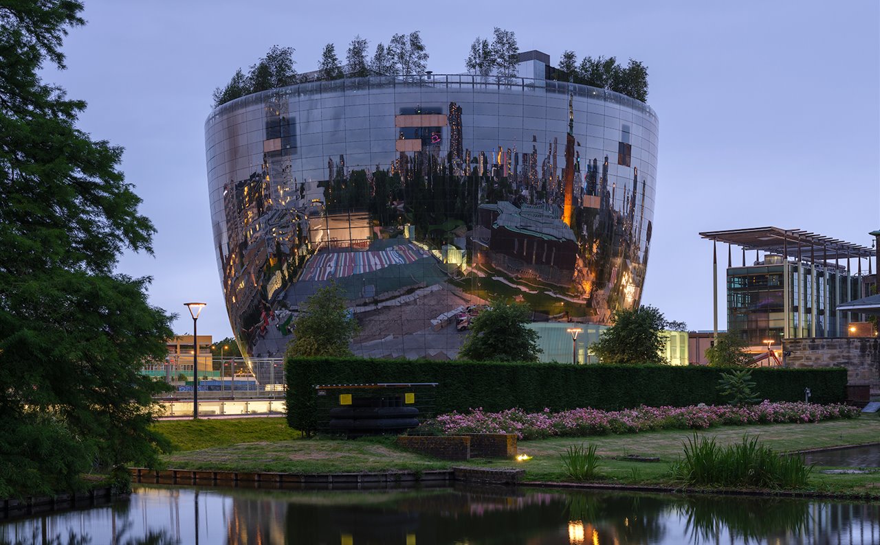 El nuevo edificio de Róterdam parece un museo por su espectacularidad, pero en realidad es un almacén que guarda las obras de otro museo.                 