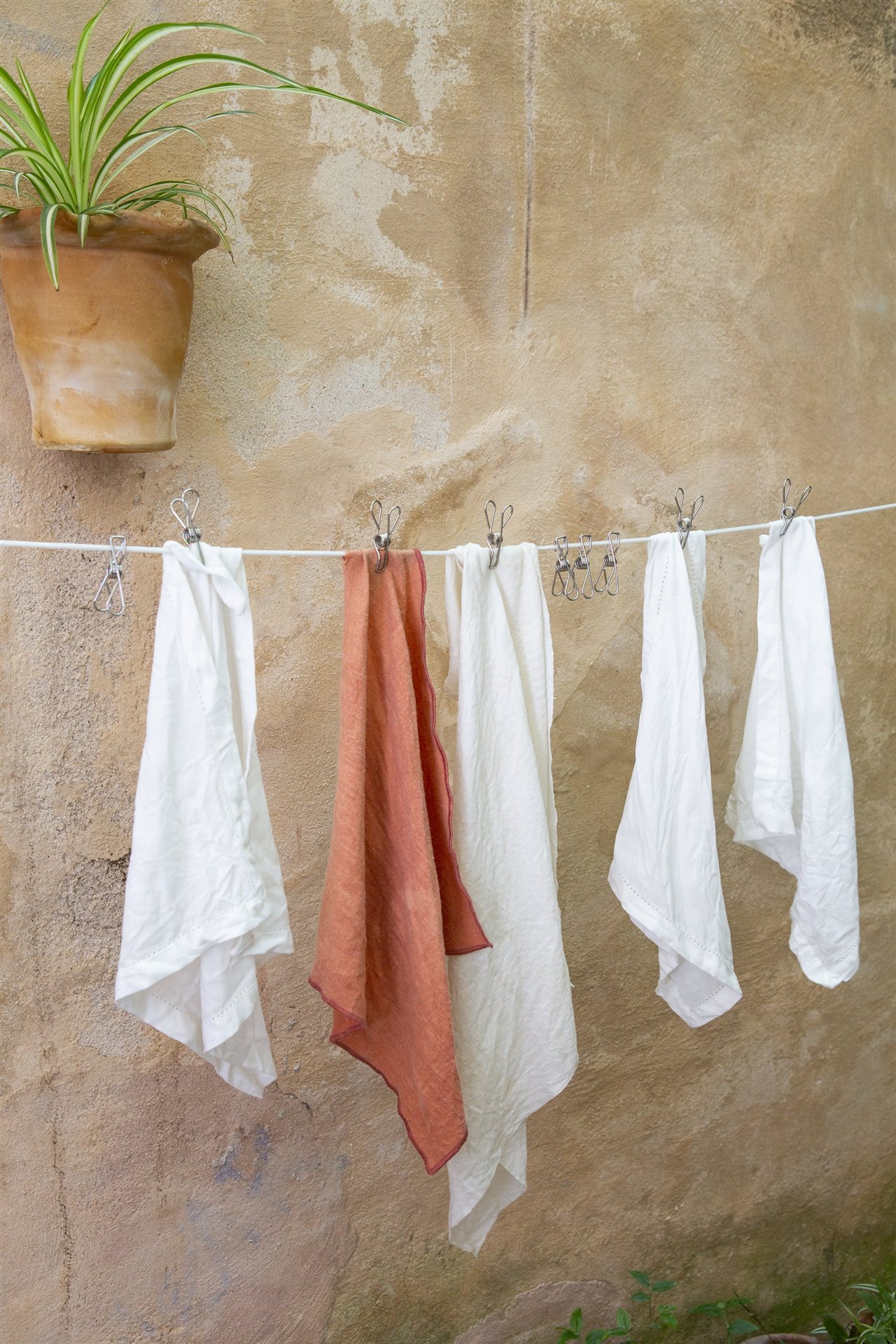 En esta nueva aventura Camper celebra el diseño innovador y la sencillez del estilo de vida mediterráneo que ha de nido a la marca desde sus comienzos.