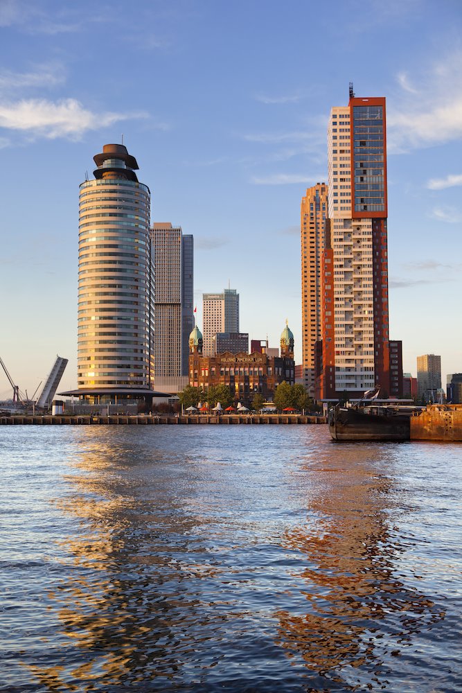Hotel New York y rascacielos nuevos de Róterdam