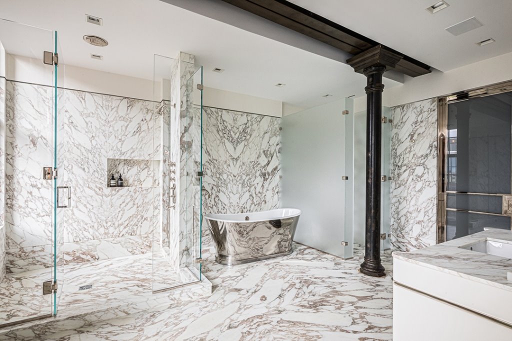 Piso duplex de la modelo Karlie Kloss y Josh Kushner en Manhattan baño marmol