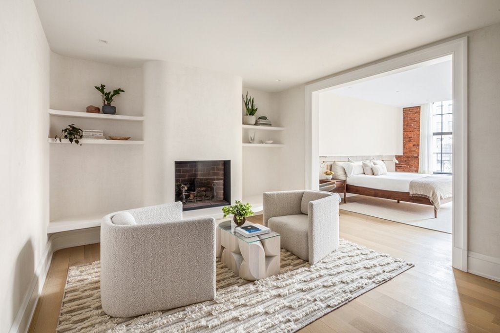 Piso duplex de la modelo Karlie Kloss y Josh Kushner en Manhattan dormitorio con sala descanso