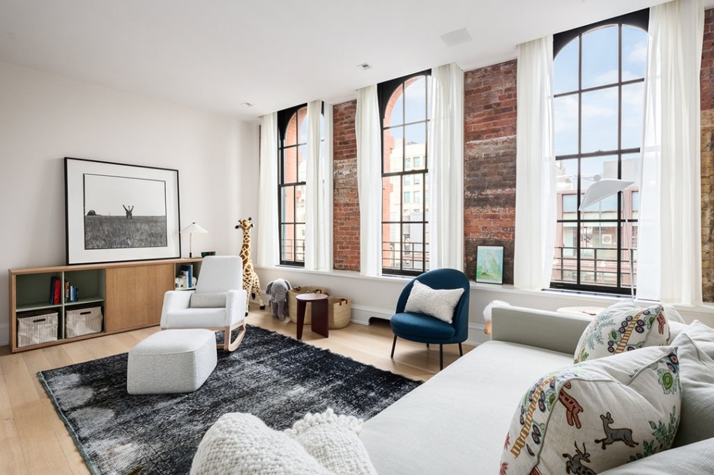 Piso duplex de la modelo Karlie Kloss y Josh Kushner en Manhattan sala descanso