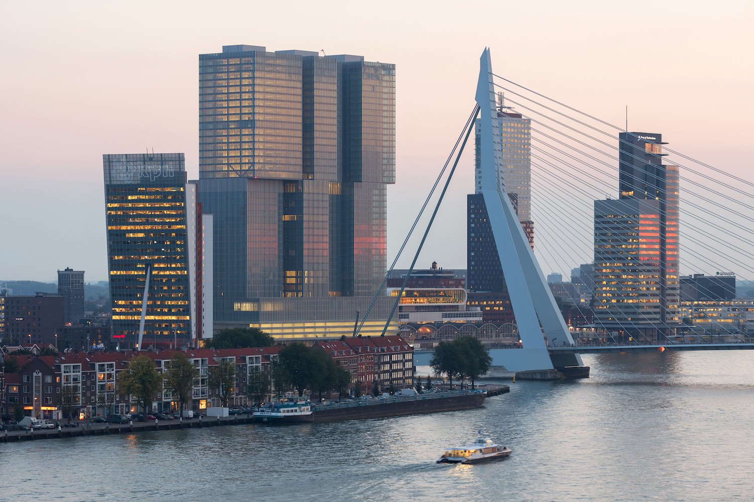 Puente Erasmusbrug y edificio De Rotterdam en Róterdam Copyright Ossip van Duivenbode