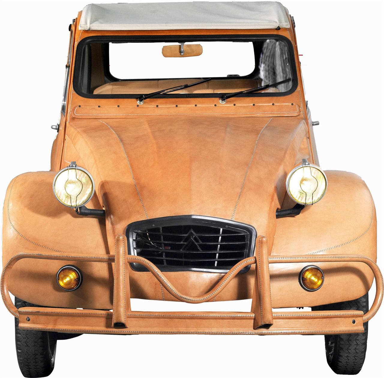 'Todo puede forrarse de cuero, asegura esta firma que ha cubierto de piel termos, saleros, bandejas, cubos de hielo, mesas, cómodas, butacas, sillas, escritorios y hasta un Citroën 2CV.