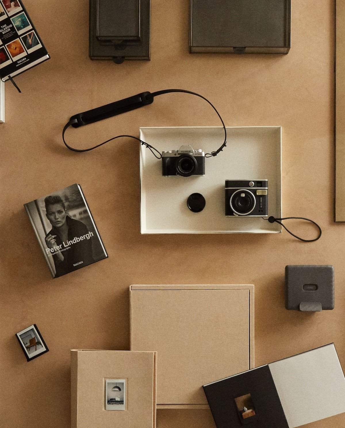 La colección homenajea a la tradicional fotografía instantánea, incluso con libros dedicados a esta industria y que también son un elemento de decoración muy de moda.