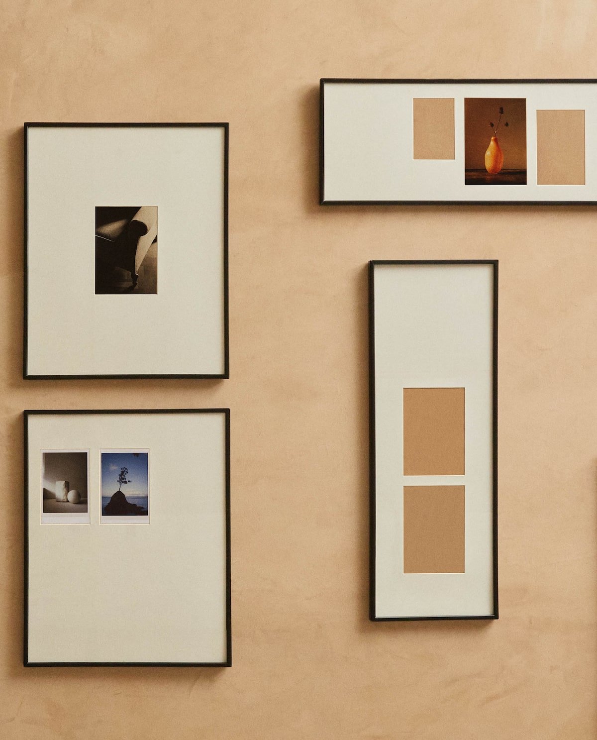 Los originales marcos hacen destacar más todavía las pequeñas fotografías instantáneas.